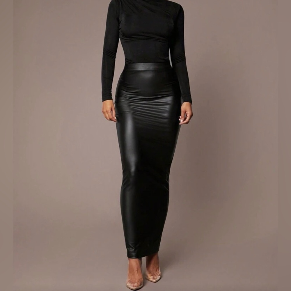 Elegant Black Maxi Skirt Size 4/SMALL